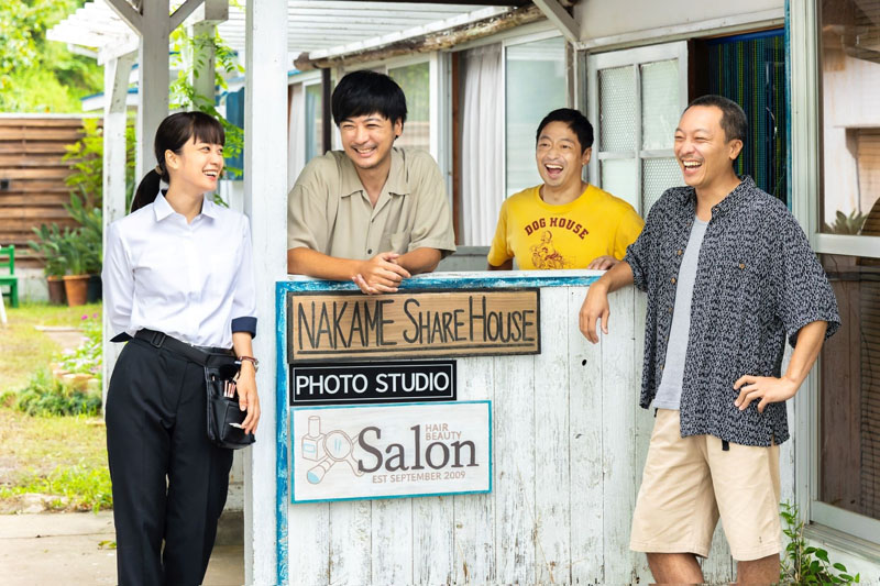 邦画「今はちょっと、ついてないだけ」より。主演の玉山鉄二（左から２人目）。（Ｃ）２０２２映画『今はちょっと、ついてないだけ』製作委員会