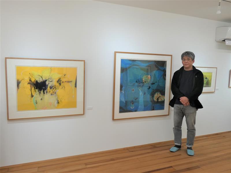 約10年間の代表的な作品を出展した武藤さん=長柄町の夏庭