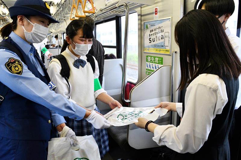 電車内で痴漢や盗撮防止を呼びかける高校生ら＝香取市