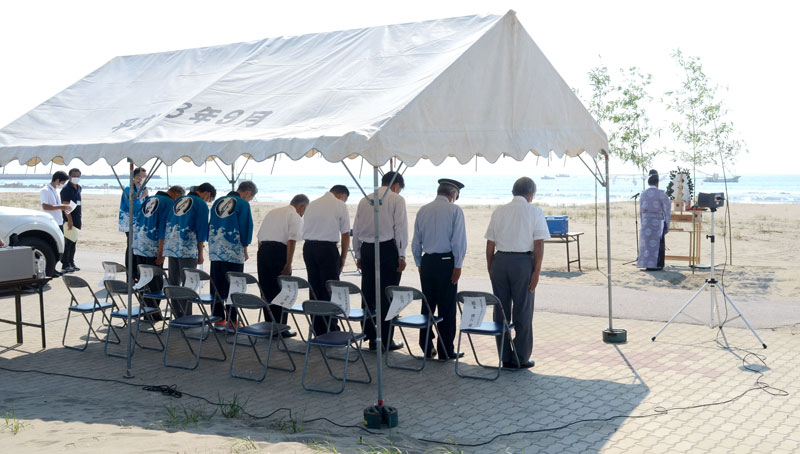 安全祈願を行う町幹部ら=1日、九十九里町の片貝海水浴場