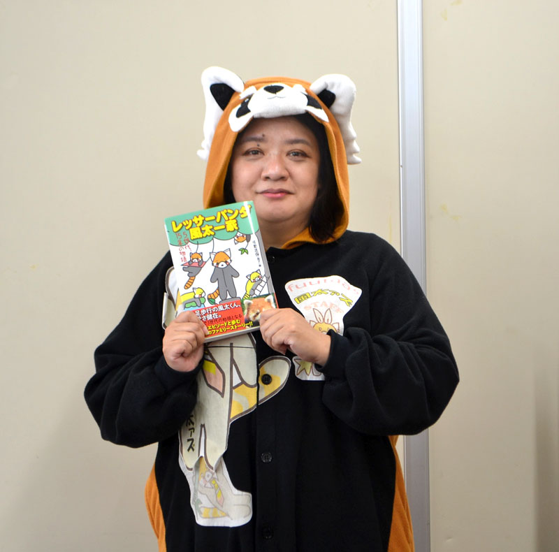 風太一家の日常を紹介した「レッサーパンダ風太一家：５世代、１５年の物語」をＰＲする中野さん＝千葉市中央区