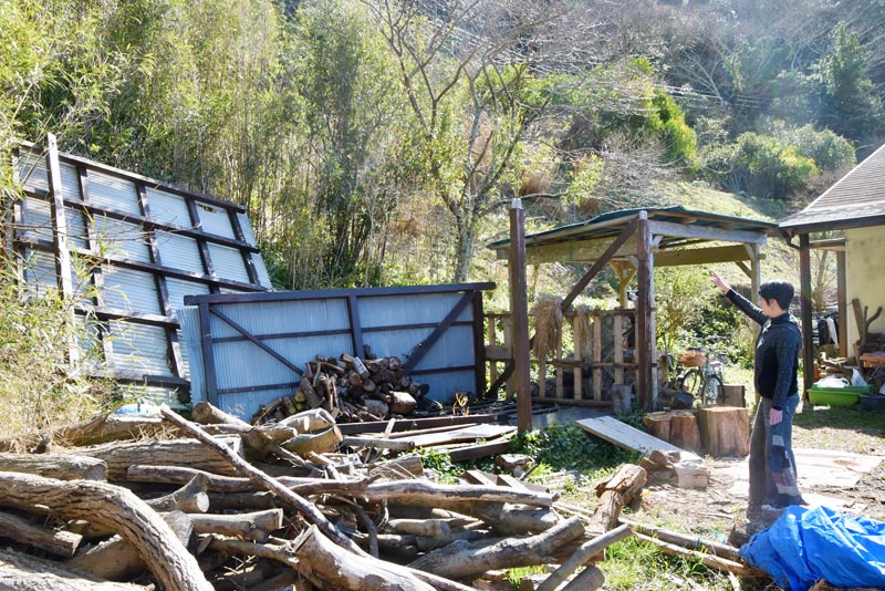 台風による暴風で破壊された木村さん宅の小屋=2020年2月23日、鋸南町横根