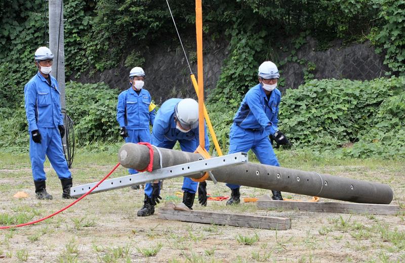 倒壊した電柱の撤去訓練を行う参加者