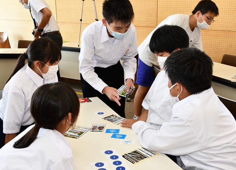 SDGsを学ぶカードゲームで遊ぶ生徒たち=香取市立新島中学校