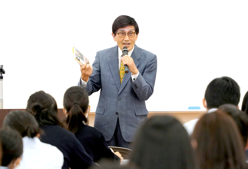 阪神・淡路大震災の教訓を伝える宮田さん＝２９日、大原高