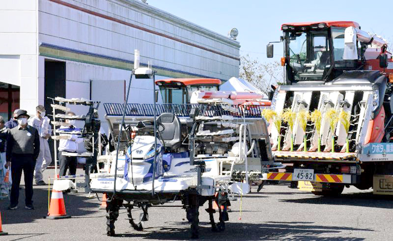 無人で動くロボット田植え機の実演コーナー＝２０日、長柄町