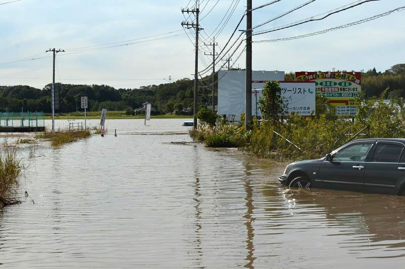 佐倉市内の冠水した道路。隣接する水田は池のようになっていた＝２０１９年１０月２６日