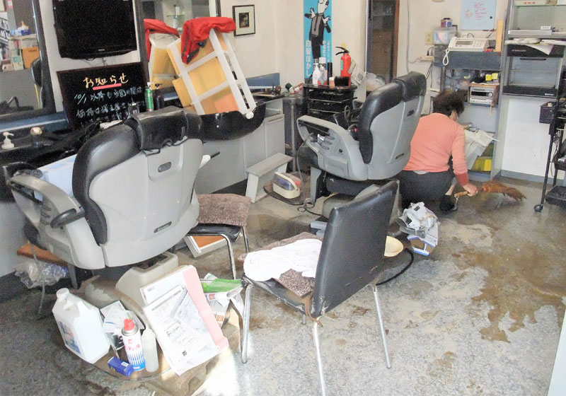 房総豪雨で浸水被害を受けた鵜澤理容店では、美砂子さんが店内の後片づけをしていた=2019年10月26日