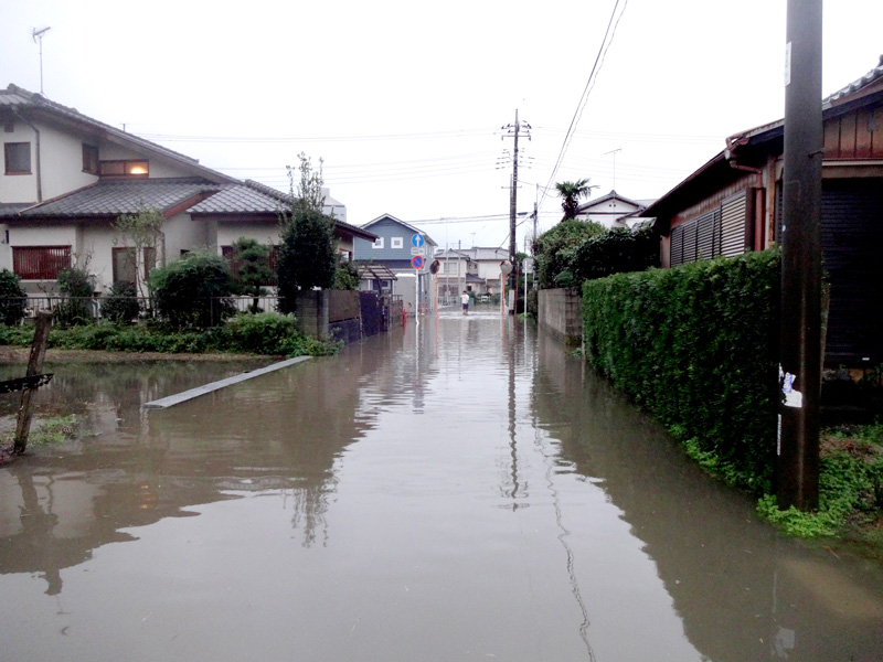 房総豪雨で冠水した高師第六自治会区域内の道路＝２０１９年１０月２５日午後４時５５分ごろ、茂原市（斎藤さん提供）