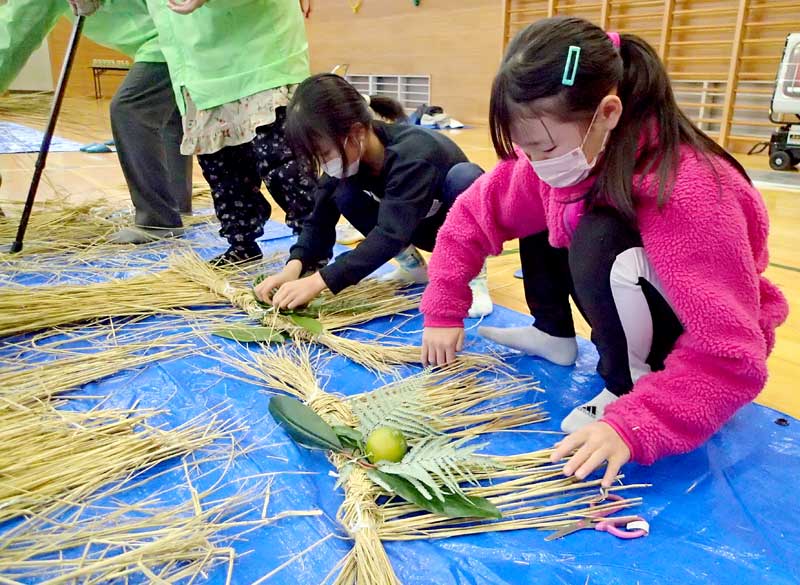 稲わらで正月飾りを作る児童＝大多喜町立西小