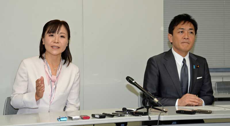 衆院千葉５区補選に向けて国民民主党公認での立候補を表明した岡野氏（左）と、同席した玉木代表＝２３日、県庁