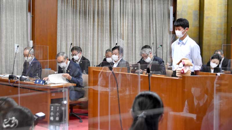 市内の児童生徒を集めて行われた子ども議会。小坂町長（左から２人目）ら執行部が子ども議員の提案に耳を傾けた＝１０月１２日、酒々井町議会議場