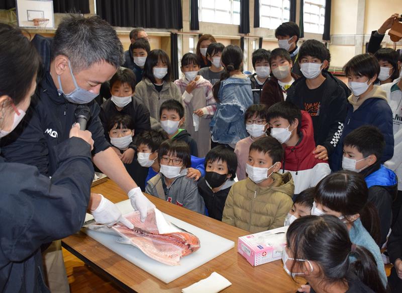 児童の前でサーモンをさばく星嶋さん＝１７日、睦沢小