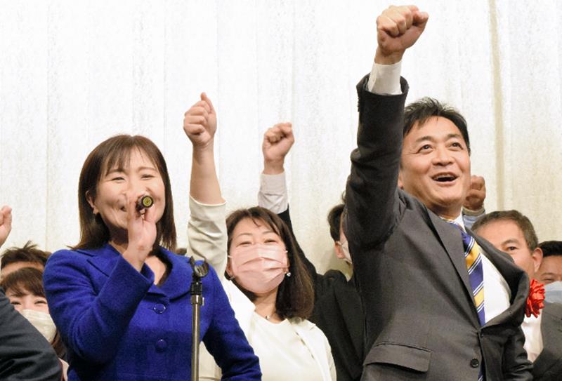 「頑張ろう」と気勢を上げる国民民主の玉木代表（前列右）と音頭を取る岡野氏（同左）＝４日、千葉市中央区