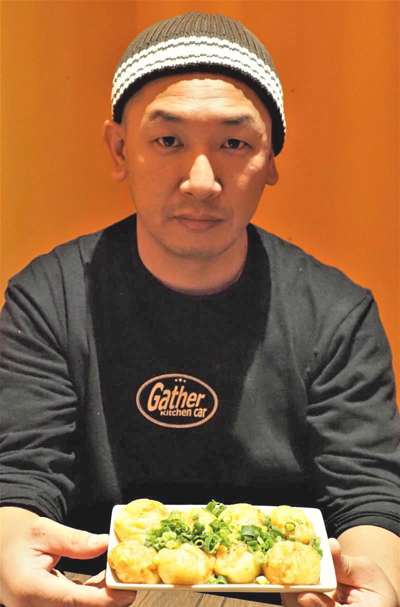 木更津総合高生とコラボした「ねぎ塩レモンたこ焼きと小篭さん＝木更津市