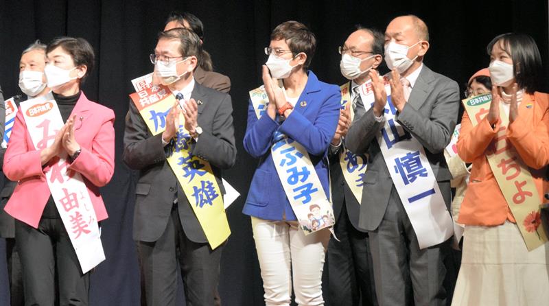 統一地方選に向けた共産党の決起集会で、壇上に並んだ県議選の公認予定候補=1月18日、千葉市中央区