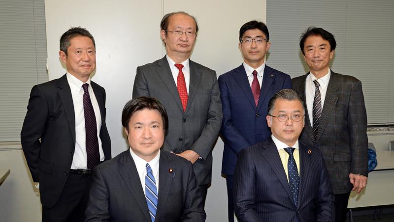 統一地方選などの公認候補の発表会見を終え、県議選予定候補(後列の4人)に維新議席の獲得に期待を寄せる県総支部の浦野代表(手前右)と藤巻代表代行=1月26日、県庁