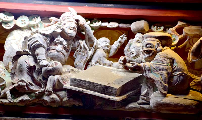 子どもと一緒に遊ぶ七福神の欄間彫刻