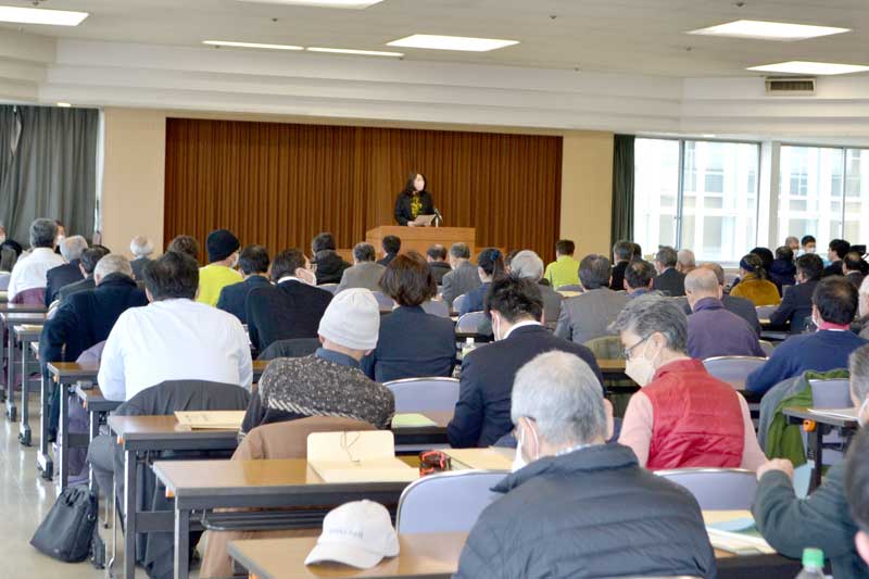 市選管の説明を聞く立候補予定者ら＝２日、千葉市役所