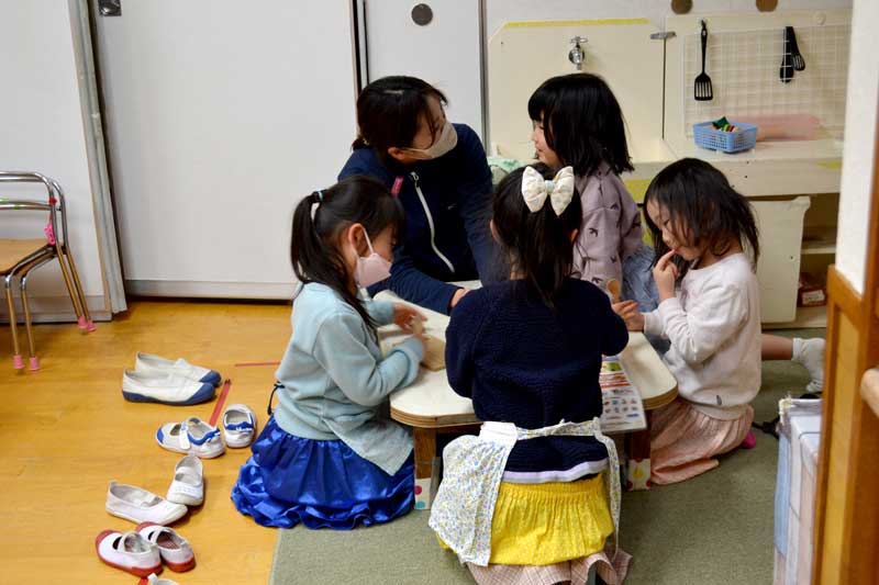 千葉市立新宿保育所では、保育士や一部の園児もマスクを着用している=同市中央区
