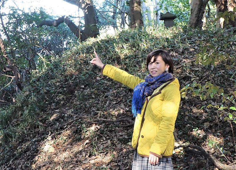 「現地を歩くと中世の痕跡が至るところにある」。蔵波城周辺で戦国時代の様子に思いをはせながら説明する山城ガールむつみさん＝袖ケ浦市