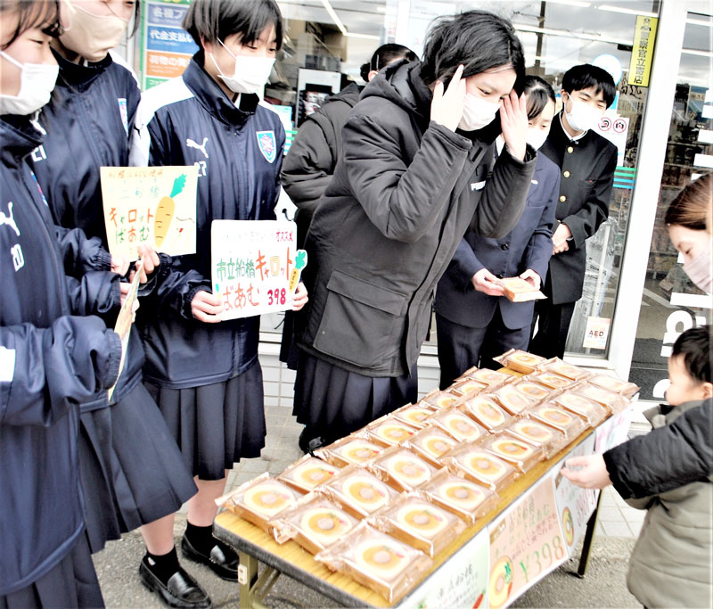 自分たちで開発したご当地スイーツ「市立船橋キャロットばあむ」を店頭販売する生徒たち＝１５日、船橋市