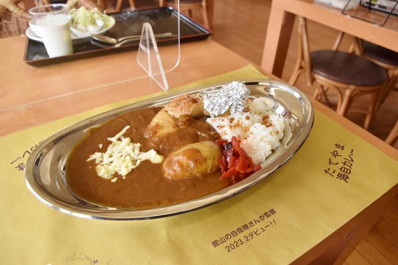里見茶屋で提供しているカレー。さば節のだしが効いたまろやかな味が特徴。骨付きの鶏肉やジャガイモも入ってボリューム十分