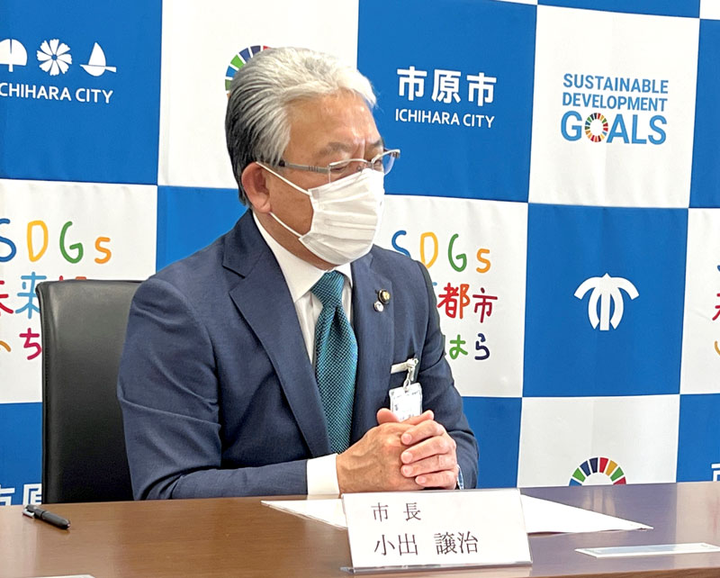 市原市立三和中学校のいじめ問題を受け、陳謝する小出譲治市長＝１月３１日、市役所