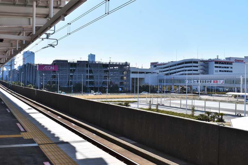 駅前に直結するイオンモール幕張新都心=22日、千葉市美浜区の幕張豊砂駅