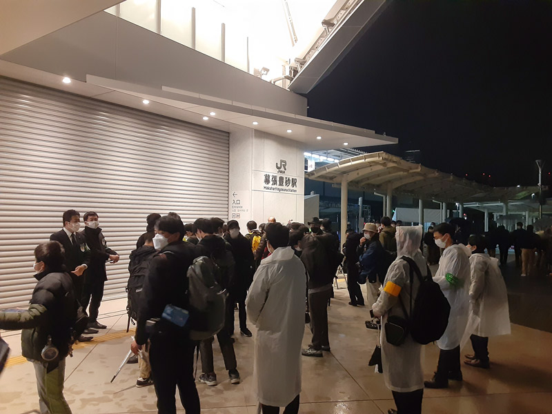 JR京葉線の新駅、幕張豊砂駅で入り口シャッターが開くのを待つ人たち=18日午前4時15分ごろ、千葉市美浜区