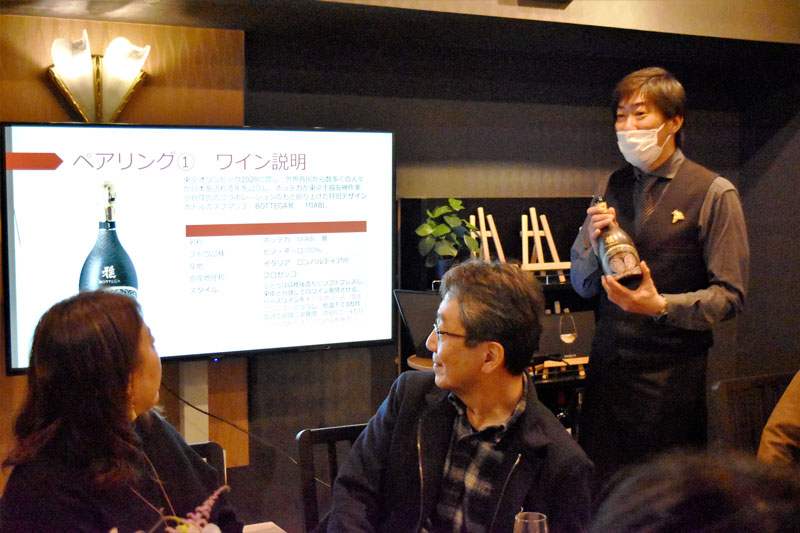 ペアリング会で提供するワインを紹介する松平さん(右)=千葉市中央区のワインスクール「アクセラワインサロン」