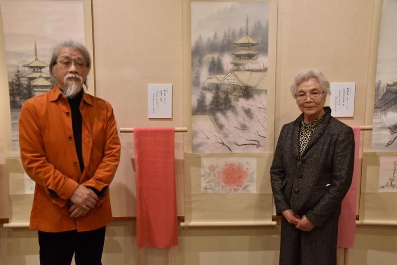 作品の前に立つ佐藤さん（左）と藤井さん＝鋸南町