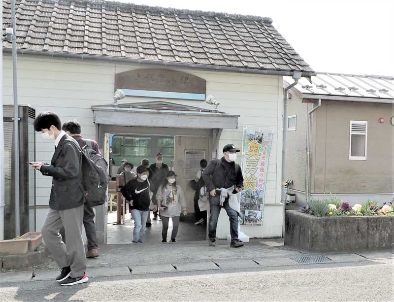 上総亀山駅で下車する利用客=9日、君津市