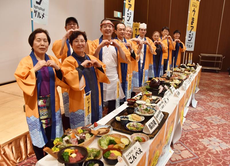 アジを使ったご当地グルメを開発した市内事業者ら=南房総市