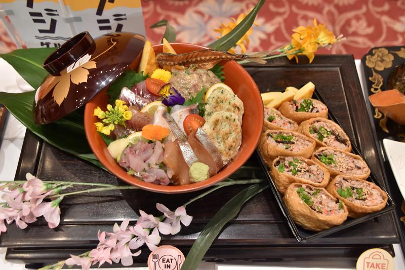 なめろうやさんが焼き、シマアジのあぶりなど8種類のアジ料理が味わえる大徳家の「夢のアジ八種丼!!」。さんがや長ひじきなどが入った「南総さんが稲荷!!」はお土産として持ち帰れる