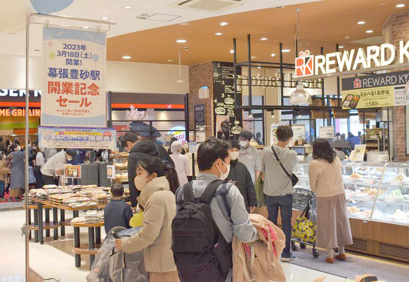 開業記念セールが行われにぎわったイオンスタイル幕張新都心＝１８日、千葉市美浜区のイオンモール幕張新都心