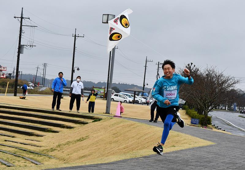 凧を揚げながら50メートルのタイムを競った「凧あげスプリント」=多古町