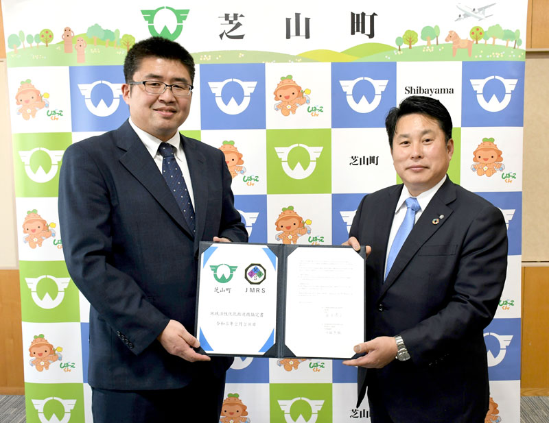 成田空港に近接する観光エリア「スカイパークしばやま」の活性化を目指し協定を結んだ芝山町の麻生町長(右)と中鉢社長=町役場