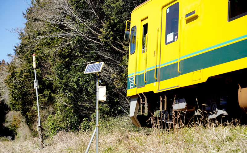 いすみ鉄道の線路脇に設置した動物が嫌がる高周波音が発生する装置（中央）。太陽光発電で作動する＝いすみ市
