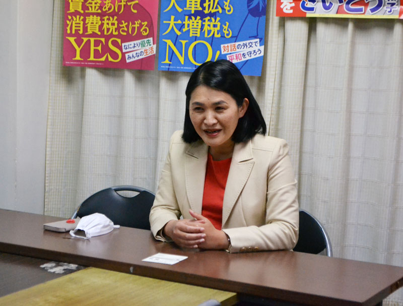 事務所で敗戦の弁を述べる斉藤氏＝２３日午後９時半ごろ、市川市