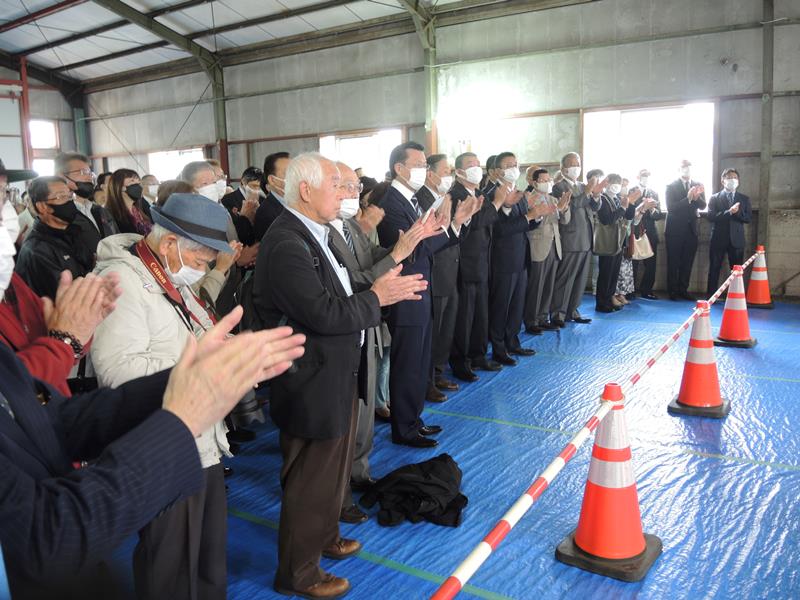 出陣式での演説に拍手する支持者ら＝松戸市