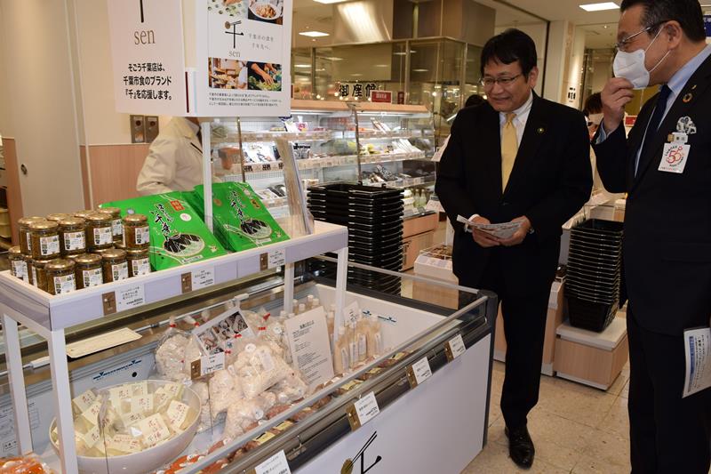 常設の売り場を視察する神谷市長(右から2人目)=7日、そごう千葉店