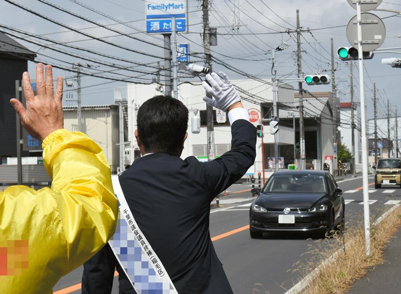 支援者と選挙区内を練り歩く候補=8日、千葉市稲毛区(写真は一部を加工してあります)