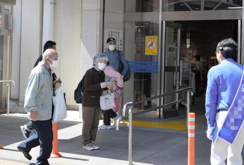 JR稲毛駅前で支持を求める候補=8日、千葉市稲毛区(写真は一部を加工してあります)