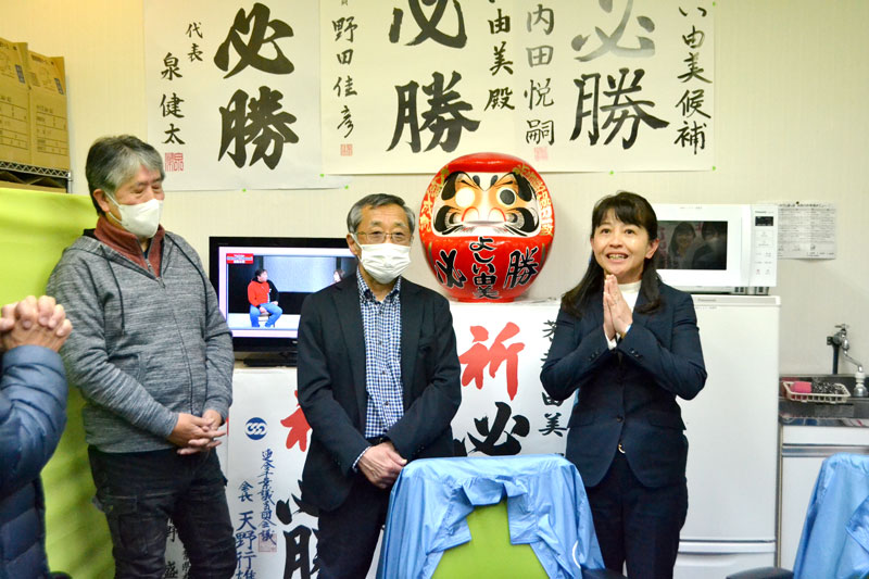 敗戦の弁を述べる芳井氏（右）＝９日午後１０時１５分ごろ、浦安市の事務所