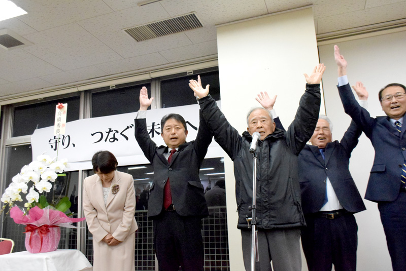 当選が決まり万歳三唱する高橋氏（左から２人目）＝９日午後９時４５分ごろ、旭市