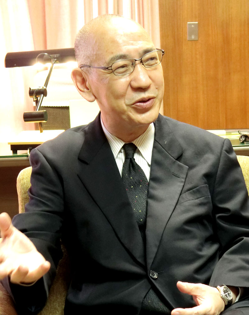 インタビューに答える貝塚氏=千葉市中央区の県立美術館