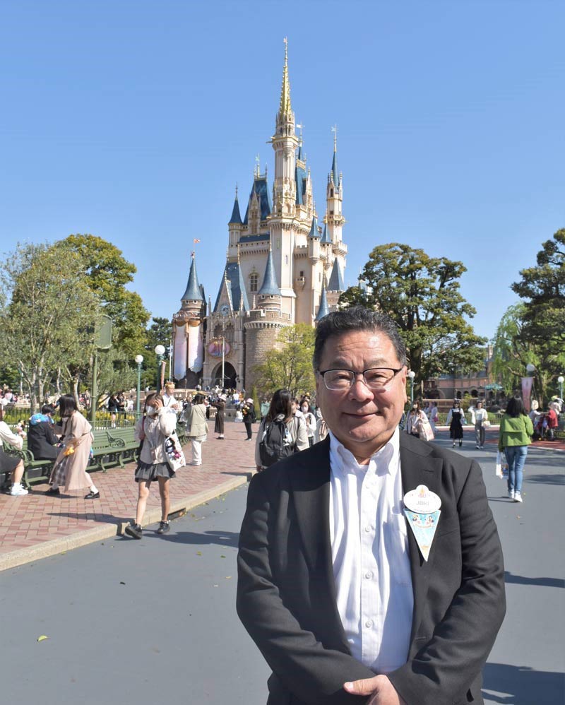東京ディズニーランド開業時から40年勤務しているオペレーションマネジャーの地曵さん=10日、浦安市