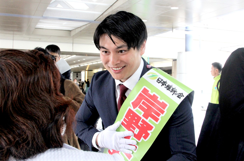 演説後に聴衆に話しかける岸野氏＝１５日、新浦安駅前