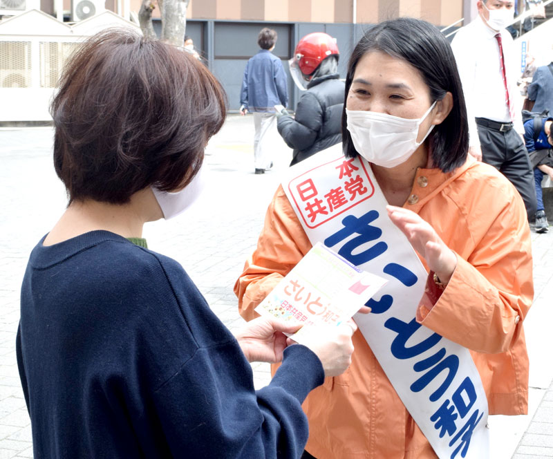 演説後に聴衆と交流する斉藤氏（右）＝１４日、本八幡駅前